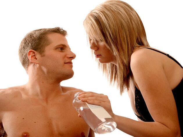 Használjon masszázsolajat edzés közben a pénisz megnagyobbításához.