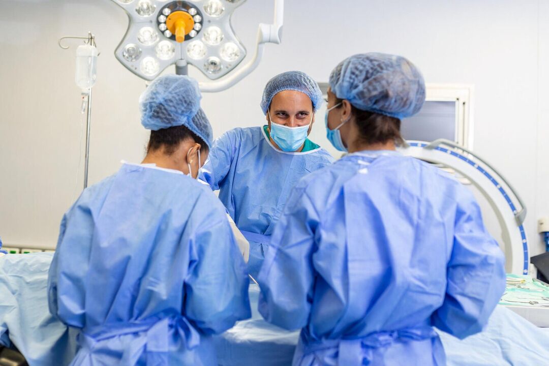 A plasztikai sebészek műtétet végeznek a férfi péniszének megnagyobbítására